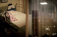 【写真特集】薄明の中で捉えた、高次脳機能障害の妹の心の断片