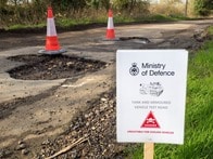 車道に次々現れる100万以上の陥没...イギリスの悲惨な現状を象徴する「道路の穴」