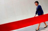 「死に体」の香港長官が辞任できない理由　糸を引く中国政府の思惑とは