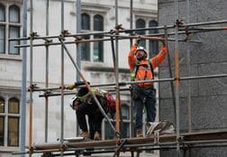 英建設業ＰＭＩ、5月は6年ぶり低水準　コスト上昇響く