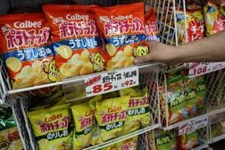 カルビー、今期純利益0.4％増の見通し　中東影響30億円・ポテチ値上げへ