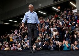 オバマ氏、中間選挙で「愚行に歯止め」と訴え　トランプ政権を痛烈批判