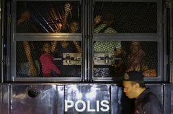 マレーシア、ＵＮＨＣＲ前で保護待ちのロヒンギャ難民100人超拘束