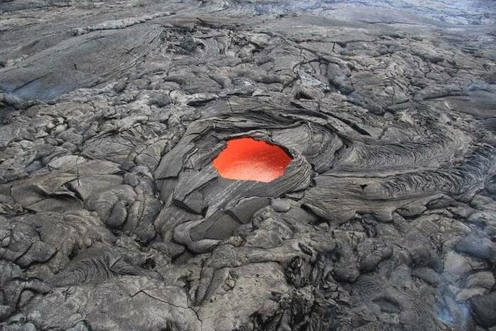 火星の火山斜面にある巨大な穴の正体は | ニューズウィーク日本