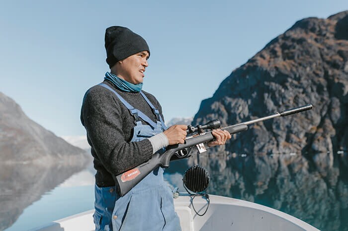 フィヨルドでアザラシ猟に出るエーリ・サイラスセン(32)。3人の子の父親で、代用教員と救急車運転手をしているが、鉱山で働くことも将来の選択肢の1つだ