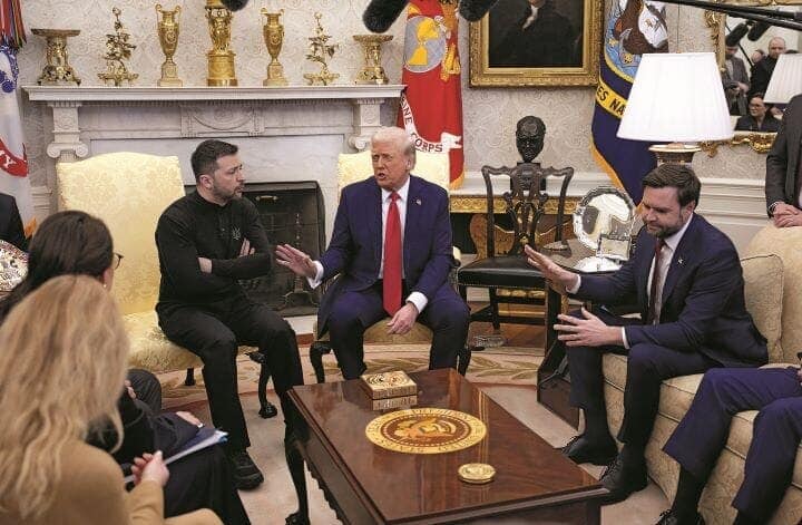 トランプとウクライナのウォロディミル・ゼレンスキー大統領の会談に同席するバンス