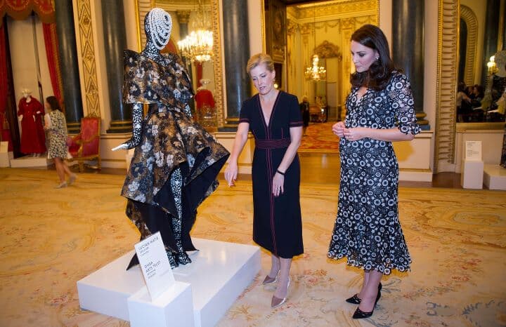 2018年、バッキンガム宮殿で行われた「コモンウェルス・ファッション・エクスチェンジ」を視察したソフィー妃とキャサリン妃