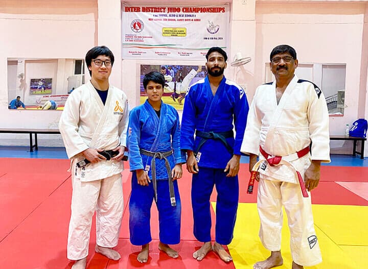 カピル・パーマー選手(左から3人目)、コキーラ選手(同2人目)と長尾宗馬さん(左端)