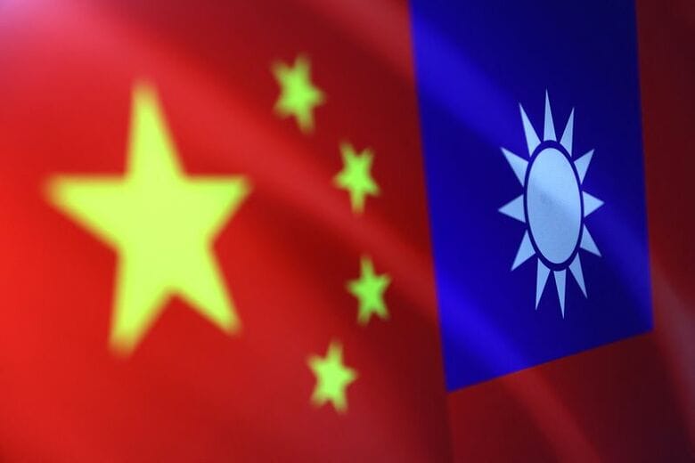 イラストは中国と台湾の旗。2022年8月撮影。 REUTERS/Dado Ruvic