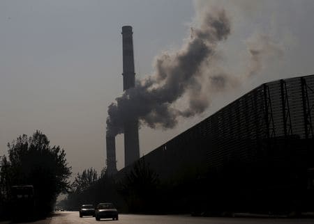 　９月１０日、中国生態環境省は、排出量取引制度（ＥＴＳ）の対象として年内にセメントと鉄鋼、アルミニウムの生産を加える計画について、意見を公募すると発表した。写真は煙を上げる鉄鋼会社の煙突。中国の河北省で２０１５年１１月撮影（２０２４　ロイター／Kim Kyung-Hoon）