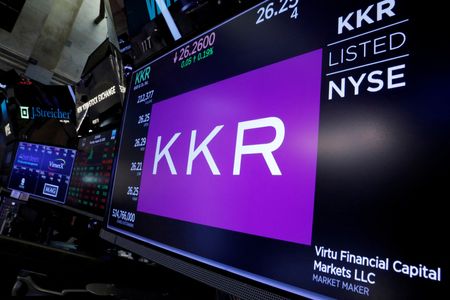 KKRのロゴ。2018年8月、ニューヨーク証券取引所で撮影。REUTERS/Brendan McDermid