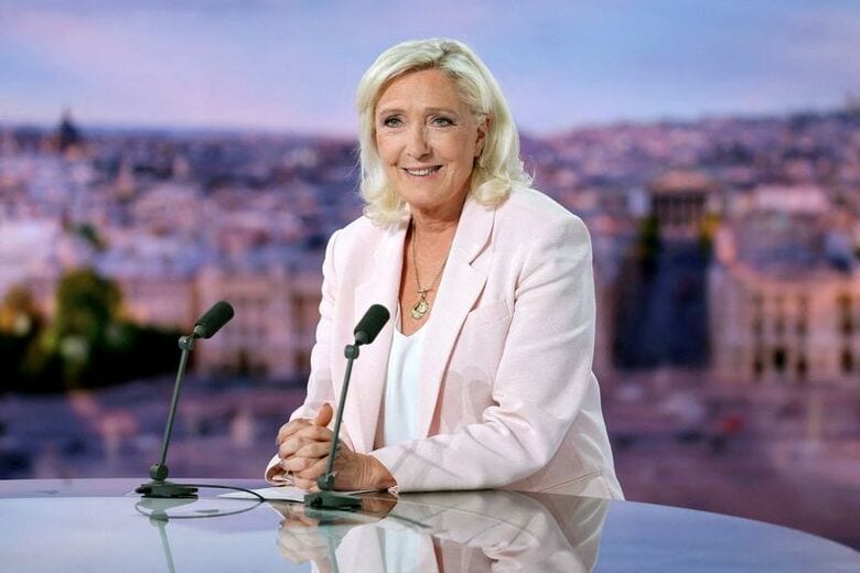 写真はフランスの民間テレビ局ＴＦ１のニュース番組に出演する極右政党、国民連合（ＲＮ）の前党首マリーヌ・ルペン氏。7月7日、パリ近郊で代表撮影。REUTERS