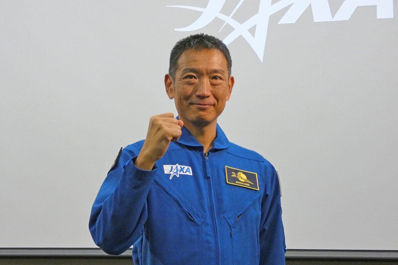 記者会見で撮影に応じる諏訪理宇宙飛行士（1月9日、千代田区）　筆者撮影