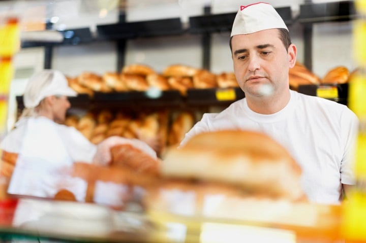 値下げで一時的に売り上げは伸びるかもしれないが、ライバル店も対抗して値下げしてくるはず（写真は本文と関係ありません）　　skynesher-iStockphoto.com