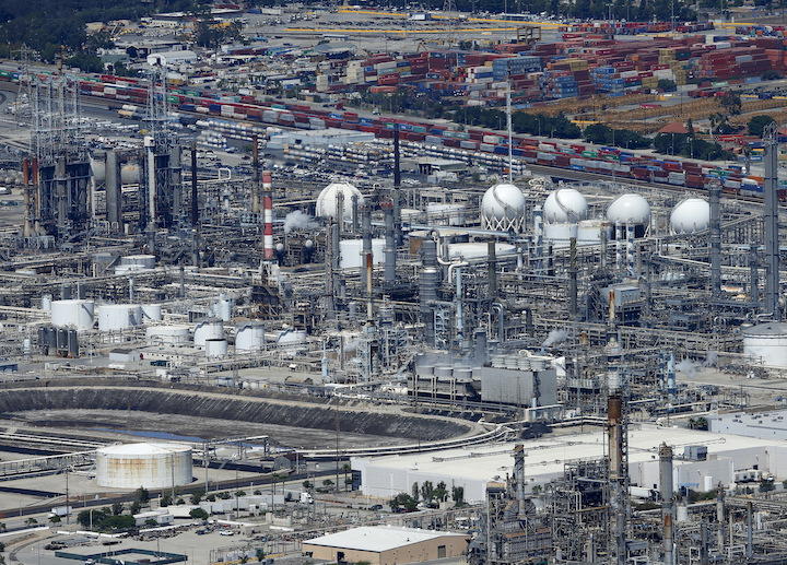 石油メジャーの嘘を暴き立てるだけではだめだと、石油業界と戦う米議員は言う（2015年、カリフォルニア州カーソンの精油所）　Mike Blake-REUTERS