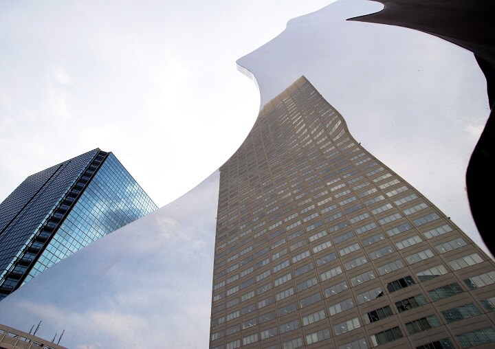 アート作品の上に映った東芝本社（東京）　Toshiyuki Aizawa-REUTERS