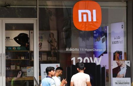 　インドは１５０ドル以下の携帯電話端末市場から中国企業を排除しようとしていると、現地テレビ局ＥＴナウが８日、報道機関の情報として伝えた。写真は５月、ムンバイにあるシャオミの店舗前で撮影（２０２２年　ロイター／Francis Mascarenhas）