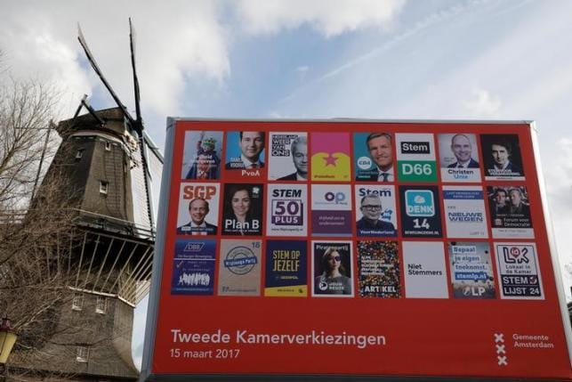 　３月３日、経済が順調にもかかわらず、有権者は主流派に背を向け、反主流派的なポピュリズムに賛同しているのだ。この傾向が特に顕著なのがオランダだ。写真は総選挙を１５日に控えたオランダ首都アムステルダムで、張り出された候補者のポスター。１日撮影（２０１７年　ロイター/Michael Kooren）