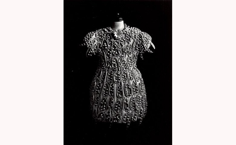 今道子 《えんどう豆 + ワンピース》 1994年 ©Michiko Kon, Courtesy PGI