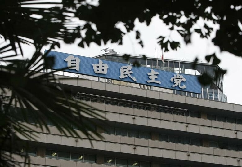 １１月２２日、自民党がまとめた「人生１００年時代・全世代型社会保障への転換」に関する提言が判明した。２００９年７月撮影（２０１７年　ロイター/Toru Hanai）