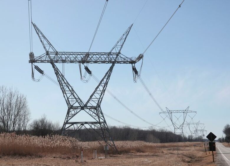 ミシガン州イーストチャイナタウンシップに設置された高圧送電線。2025年3月撮影。 REUTERS/Rebecca Cook