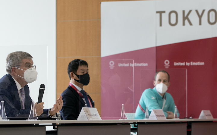 橋本聖子会長と会談するバッハ会長（7月13日、東京）  Takashi Aoyama/REUTERS