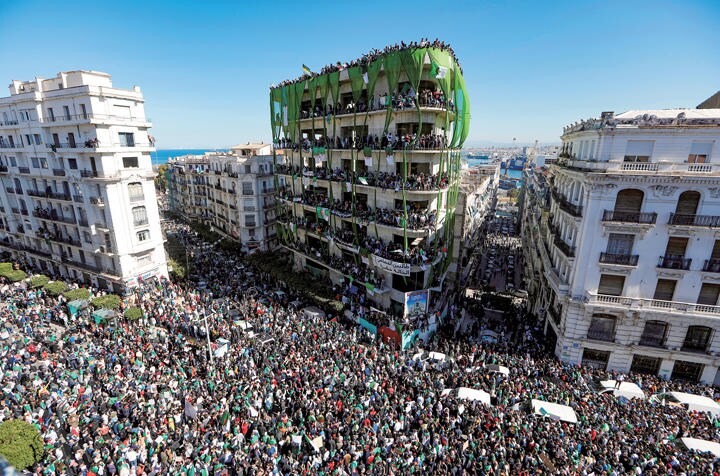 アルジェリア全土に広がったデモがブーテフリカの長期政権に終止符を打った（3月15日、首都アルジェ）　Zohra Bensemra-REUTERS