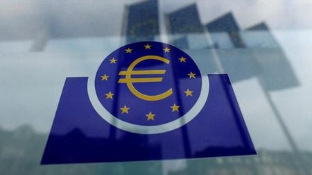 欧州中央銀行（ＥＣＢ）の３人のＥＣＢ当局者が１８日、インフレに対応するために利上げを継続し、保有国債の縮小に近く着手する必要があるとの考えを示した。 （２０２２年　ロイター／Ralph Orlowski）