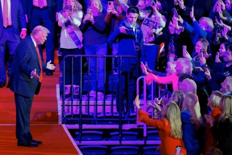 １月１９日、トランプ次期米大統領（写真）の就任式を翌日に控え、首都ワシントンで開かれている集会に多くの支持者が集まっている。写真は、ステージから支持者に挨拶するトランプ氏。ワシントンで同日撮影（２０２５年　ロイター/Brian Snyder）