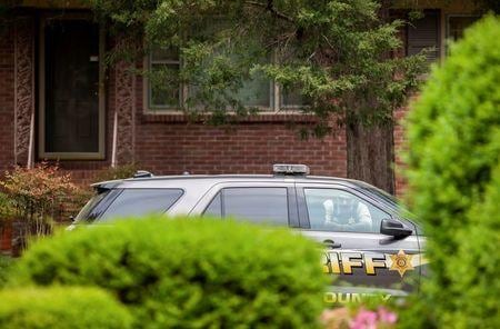 米南部サウスカロライナ州ロックビル近郊で７日、医師の夫妻など５人が銃撃され死亡する事件が発生。容疑者とみられる米プロフットボールリーグのフィリップ・アダムズ元選手が自殺しているのも見つかった。写真は７日、アダムズ氏の自宅前で撮影（２０２１年　ロイター/Sam Wolfe）