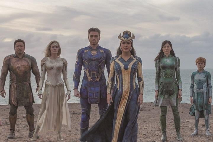 「アベンジャーズ」が誕生するはるか昔から人類を見守ってきた「エターナルズ」が、地球を未曽有の危機から救うために立ち上がる　MARVEL STUDIOSｰSLATE