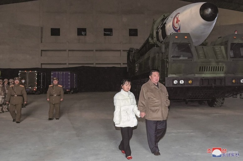 愛娘のジュエを連れてICBMを視察する金正恩（日付不明）　KCNA-REUTERS