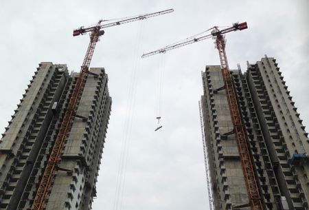 　４月２６日、シンガポール政府は２６日、不動産を購入する際の印紙税を引き上げると発表した。写真は建設中の集合住宅。シンガポールで２０１５年１０月撮影（２０２３年　ロイター／Tim Wimborne ）