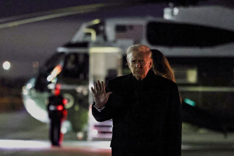 大統領専用ヘリ「マリーン・ワン」でワシントンに戻ったトランプ（11月30日、アンドリュース空軍基地）REUTERS/Anna Rose Layden