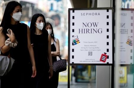 米労働省が１日発表した３月の雇用統計は、非農業部門雇用者数が前月より４３万１０００人増加し、堅調な伸びを示した。２０２１年８月撮影（２０２２年　ロイター/Eduardo Munoz）