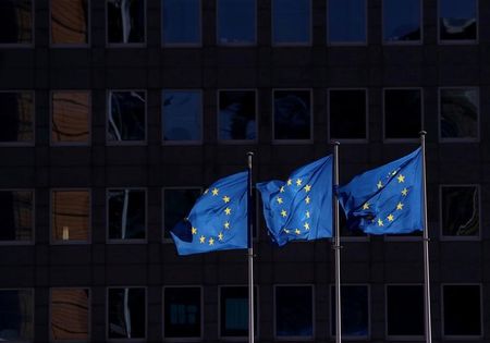 欧州連合（ＥＵ）の執行機関である欧州委員会が新型コロナウイルス感染症治療に利用できる医薬品の調達を巡り、スイスのロシュ、およびドイツのメルクと合意したことが８日、欧州委関係筋の話で分かった。ブリュッセルの欧州委員会で２月撮影（２０２０年　ロイター/Yves Herman）