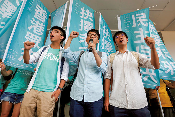 有罪判決を受け収監された民主化リーダーの（左から）黄之鋒、羅冠聡、周永康 Bobby Yip-REUTERS