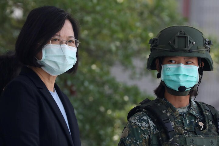 台湾軍の演習を見学する蔡総統（左）と台湾軍兵士（4月9日）　Ann Wang-REUTERS