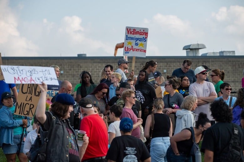 ロサンゼルスではトランプが州兵を派遣する騒ぎになっている移民取り締まりに抗議するデモ（6月8日、オハイオ州ハミルトン）