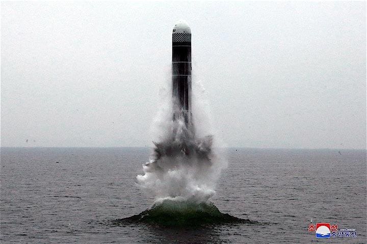 北朝鮮は2日、新型の潜水艦発射弾道ミサイル（SLBM）の実験を行ったとみられる。SLBMの開発は着手から比較的日が浅いが、核弾頭搭載に向けて急速に進んできた。今回の発射がSLBMであれば、この3年間では初めてとなる。写真はSLBMとみられるミサイル。10月2日、朝鮮中央通信が公開（2019年　提供写真）