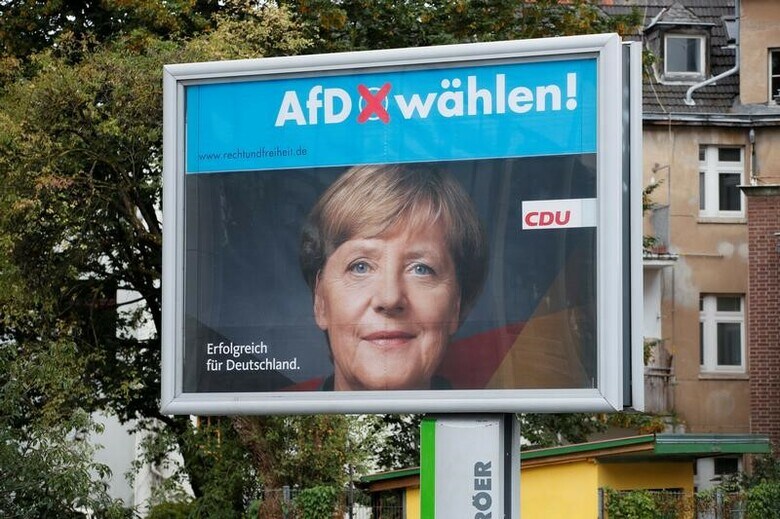 ８月２日、ドイツのメルケル首相率いるキリスト教民主・社会同盟（ＣＤＵ・ＣＳＵ）の支持率が過去最低に落ち込んだ。難民・移民政策を巡る内部対立が痛手となった。一方、極右政党「ドイツのための選択肢（ＡｆＤ）」の支持率は過去最高となった。写真はＣＤＵの選挙用政党ポスター。昨年９月にボンで撮影(２０１８年　ロイター／Wolfgang Rattay)