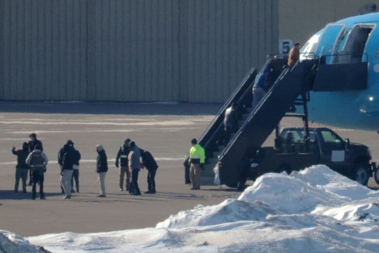 航空機に搭乗する強制送還者。１月、米ミネソタ州ミネアポリスのミネアポリス・セントポール国際空港で撮影。REUTERS/Brian Snyder