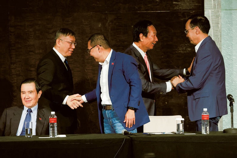 野党統一候補の協議は決裂した。（左から）馬英九、柯文哲、侯友宜、郭台銘、朱立倫（国民党主席）　CARLOS GARCIA RAWLINSｰREUTERS