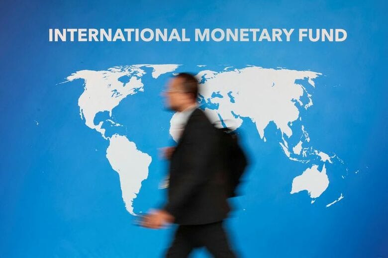 写真は１０月、国際通貨基金（ＩＭＦ）・世界銀行年次総会に出席する男性。タイのバンコクにあるクイーン・シリキット国立コンベンションセンターで撮影。REUTERS/Patipat Janthong