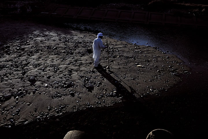 海岸で汐凪ちゃんを捜し歩く木村さん。 震災2カ月後の自衛隊によるもの以降、公的に大規模な捜索が行われることはなかった（14年12月）