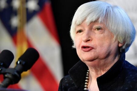 イエレン米財務長官（写真）は１１日、１年前に成立した１兆９０００億ドル規模の新型コロナウイルス対策法「米国救済計画（ＡＲＰ）」が、ロシアのウクライナ侵攻による経済の混乱を切り抜けるのに役立つとの見解を示した。３月１１日、コロラド州デンバーで撮影（２０２２年　代表撮影）