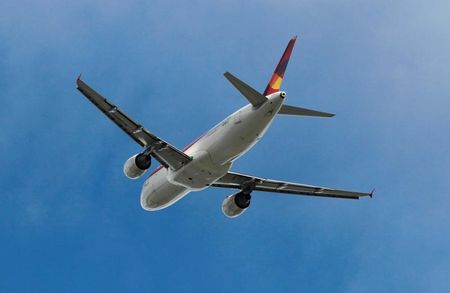 　欧州航空機メーカー、エアバスの「Ａ３２０」シリーズ機が米ボーイングの「７３７」を上回り、史上最多の納入実績を持つジェット旅客機となった。写真は空港から離陸するエアバス機。２０１６年６月、コロンビアのボゴタで撮影（２０２５年　ロイター/John Vizcaino）
