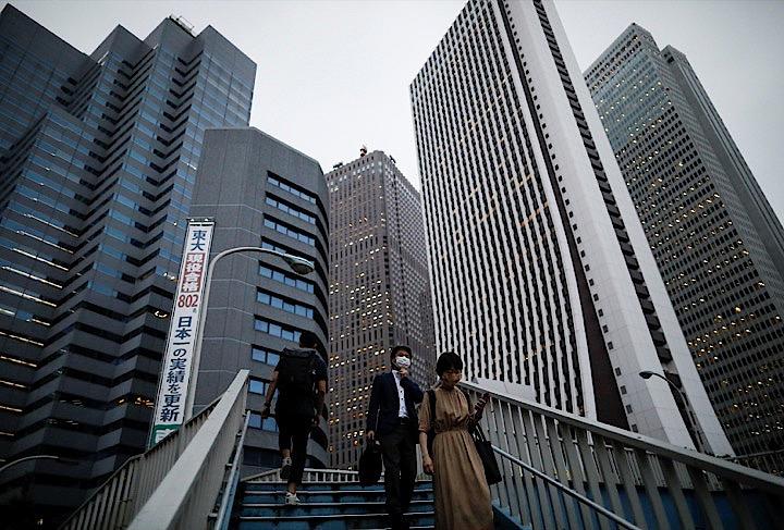 都内で新たに102人の新型コロナウイルスへの感染が確認された。写真は6月24日、東京・新宿で。REUTERS / Issei Kato