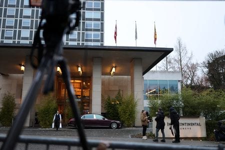 スイスのジュネーブでの和平交渉会場前で2026年2月18日撮影　REUTERS/Pierre Albouy