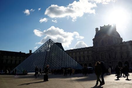 １月１９日、国連世界観光機関（ＵＮＷＴＯ）は、今年の国際観光客数が２０１９年比で２％増加し、新型コロナウイルス流行前の水準を完全に回復するとの見通しを示した。写真はパリで１５日撮影（２０２４年　ロイター／Sarah Meyssonnier）